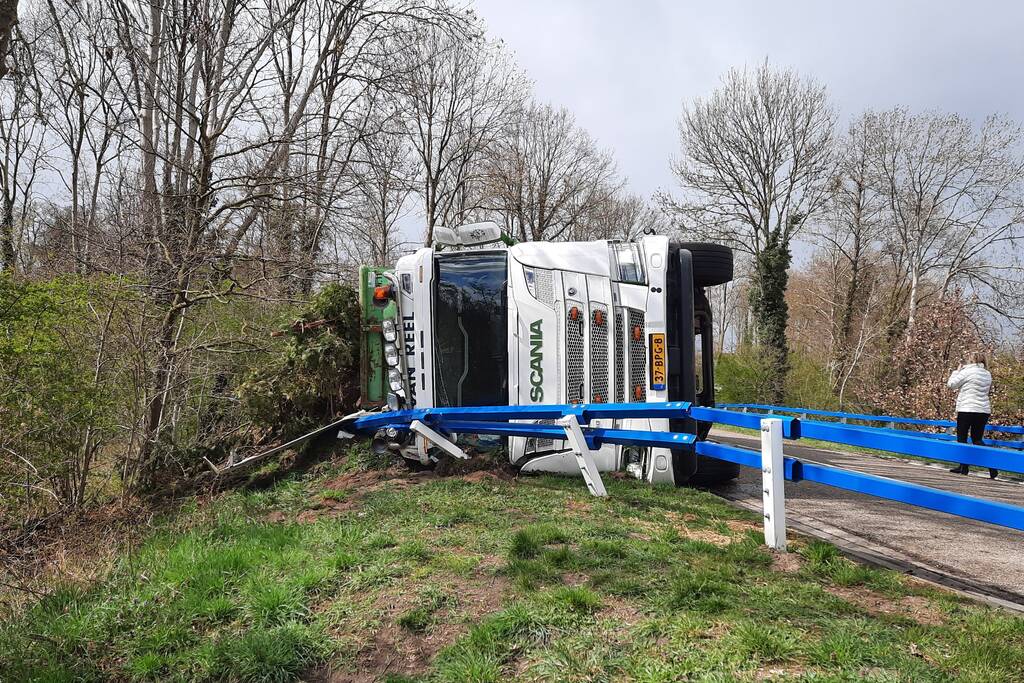 Vrachtwagen belandt op zijkant