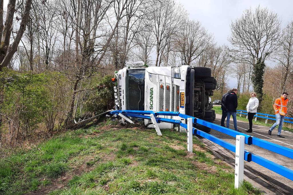 Vrachtwagen belandt op zijkant