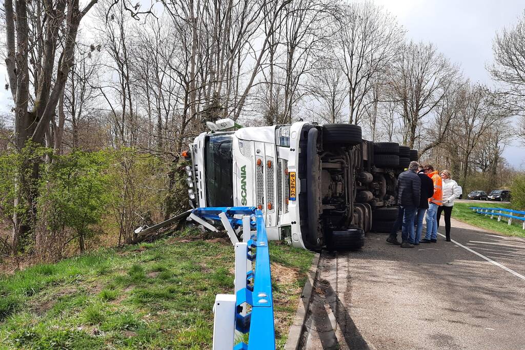Vrachtwagen belandt op zijkant