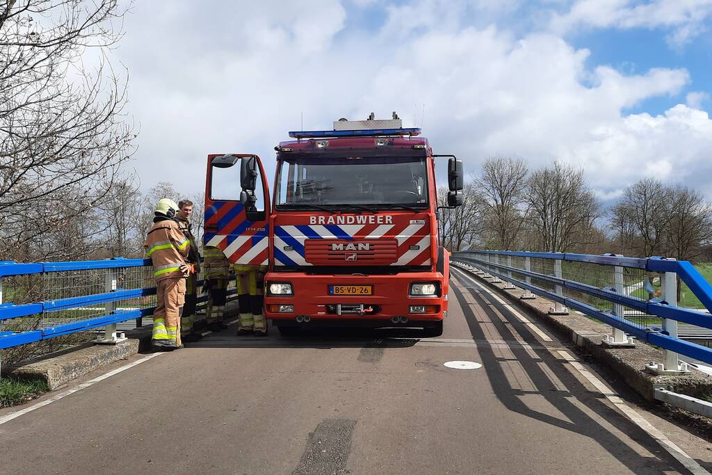 Vrachtwagen belandt op zijkant