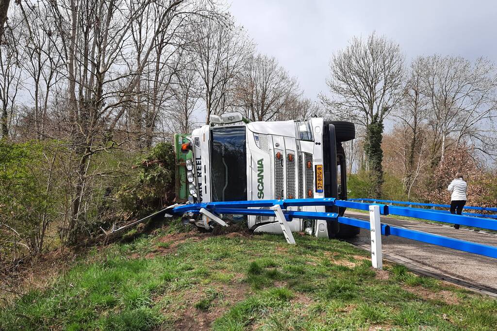 Vrachtwagen belandt op zijkant