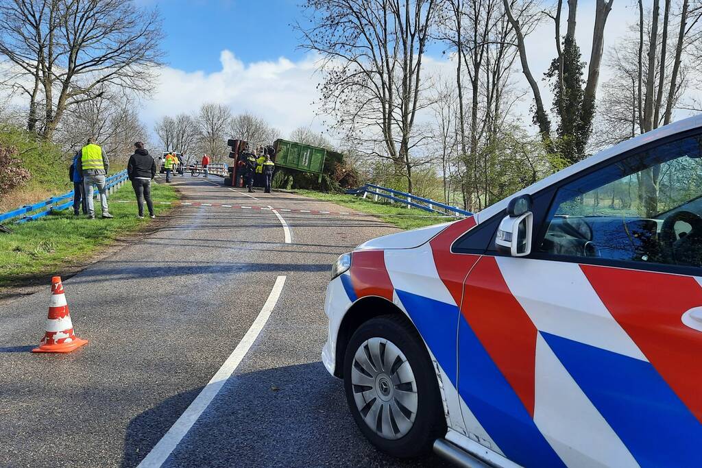 Vrachtwagen belandt op zijkant
