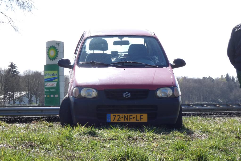 Auto naast de weg door harde wind