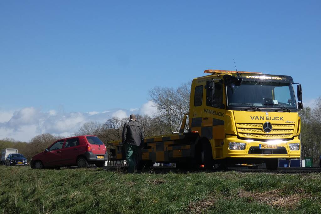 Auto naast de weg door harde wind