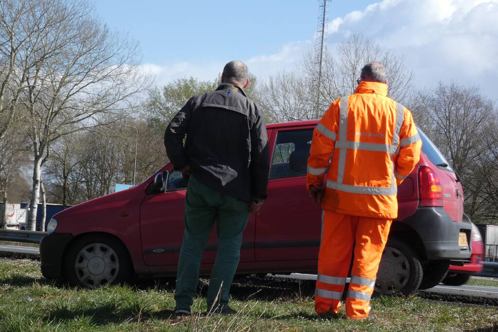 Auto naast de weg door harde wind