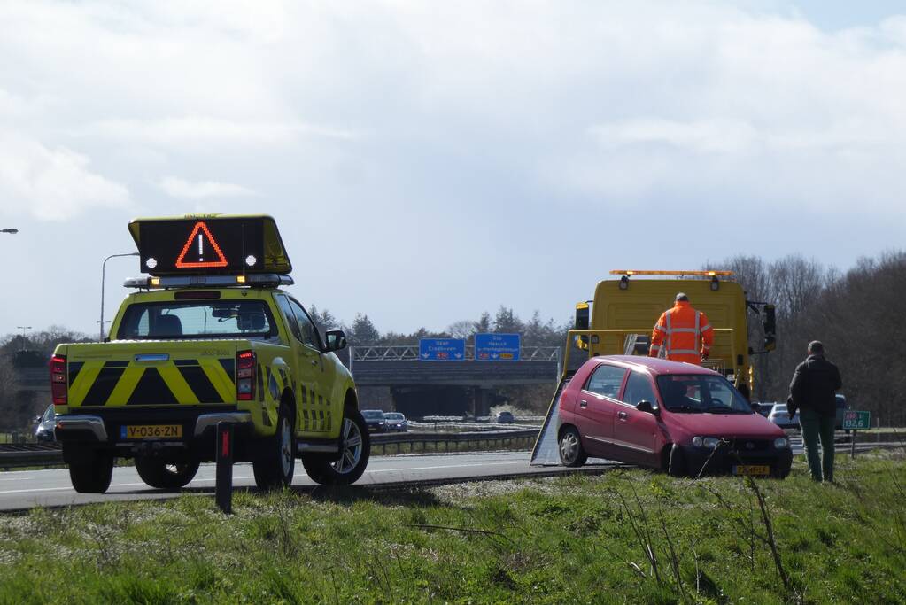 Auto naast de weg door harde wind