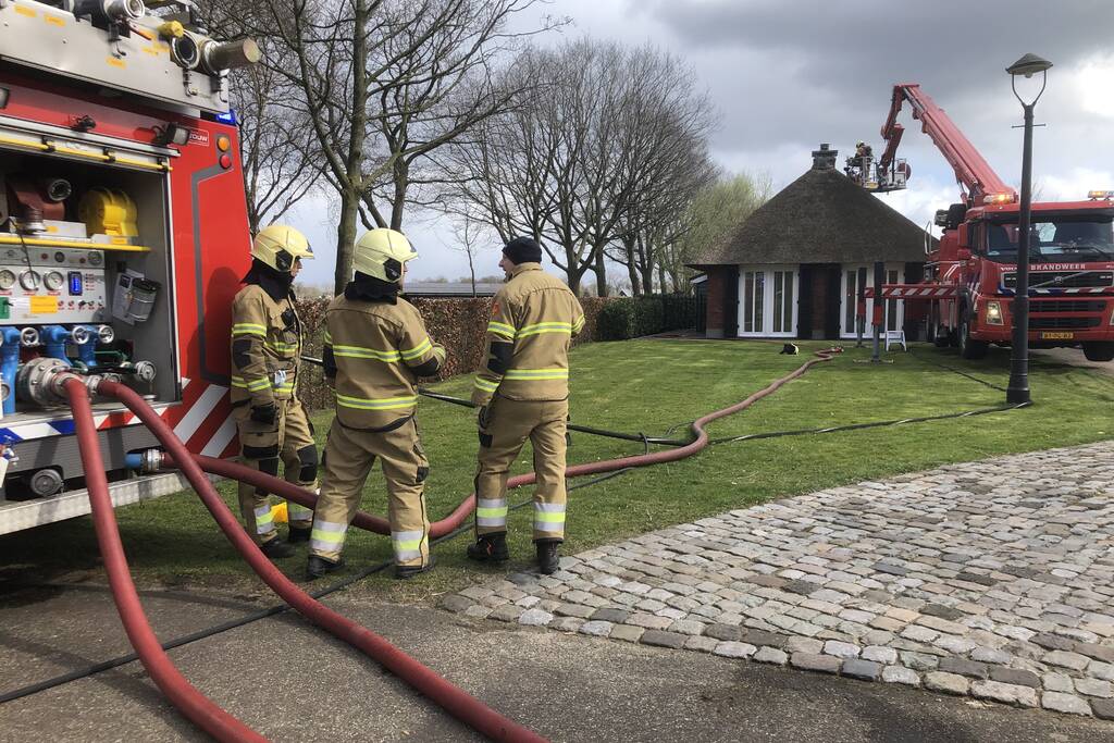 Schoorsteenbrand in bijgebouw met rietendak