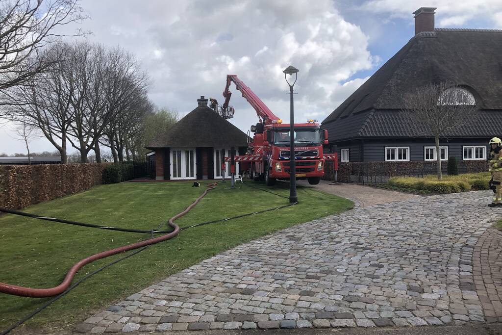 Schoorsteenbrand in bijgebouw met rietendak