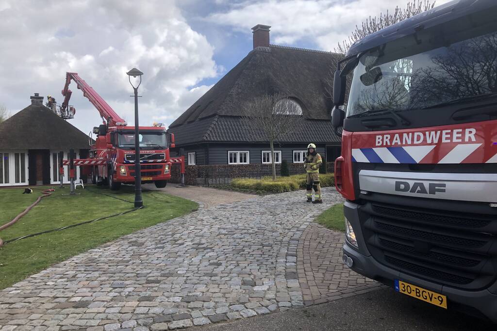 Schoorsteenbrand in bijgebouw met rietendak