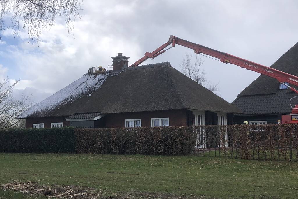Schoorsteenbrand in bijgebouw met rietendak