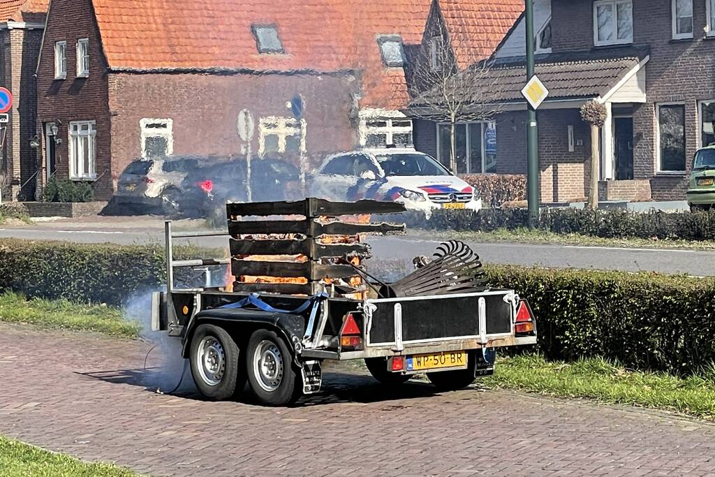 Brandweer blust brandende aanhanger
