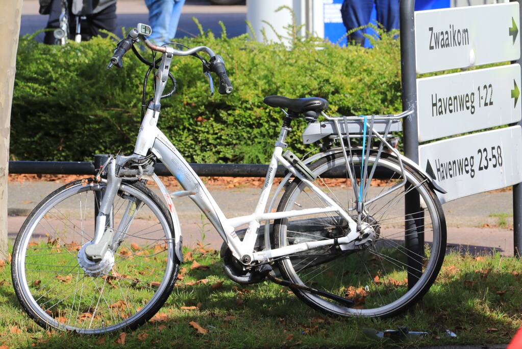 Automobilist rijdt door na botsing met fietser