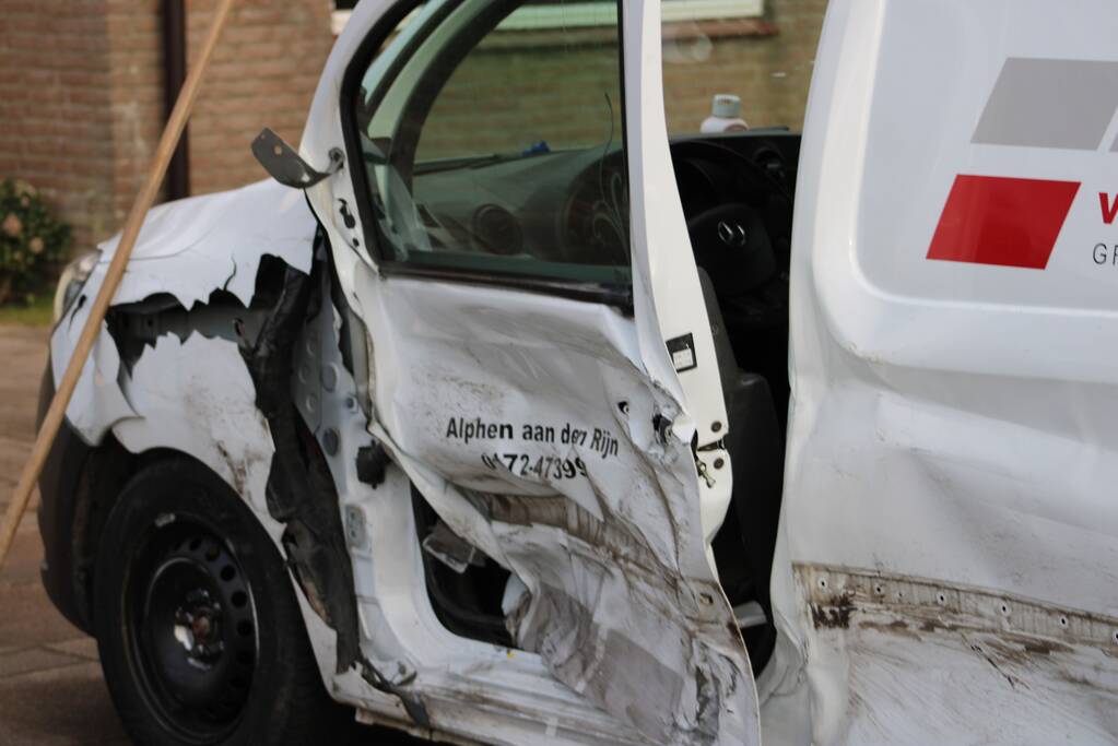 Veel schade bij ongeval tussen vier voertuigen