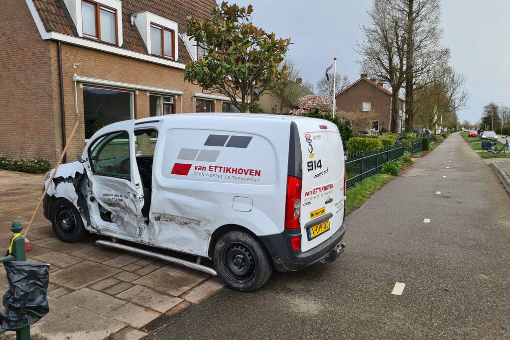 Veel schade bij ongeval tussen vier voertuigen