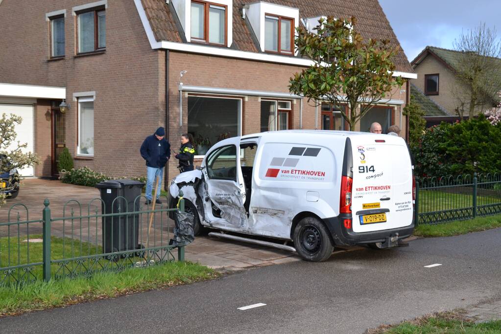 Veel schade bij ongeval tussen vier voertuigen