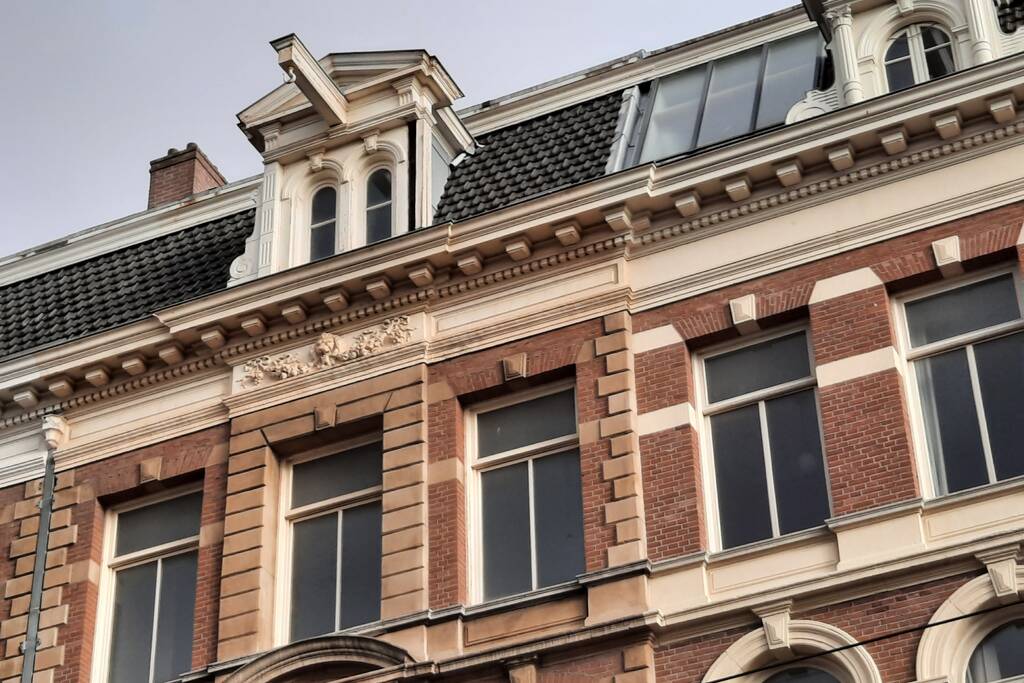 Stukken gevel vallen naar beneden