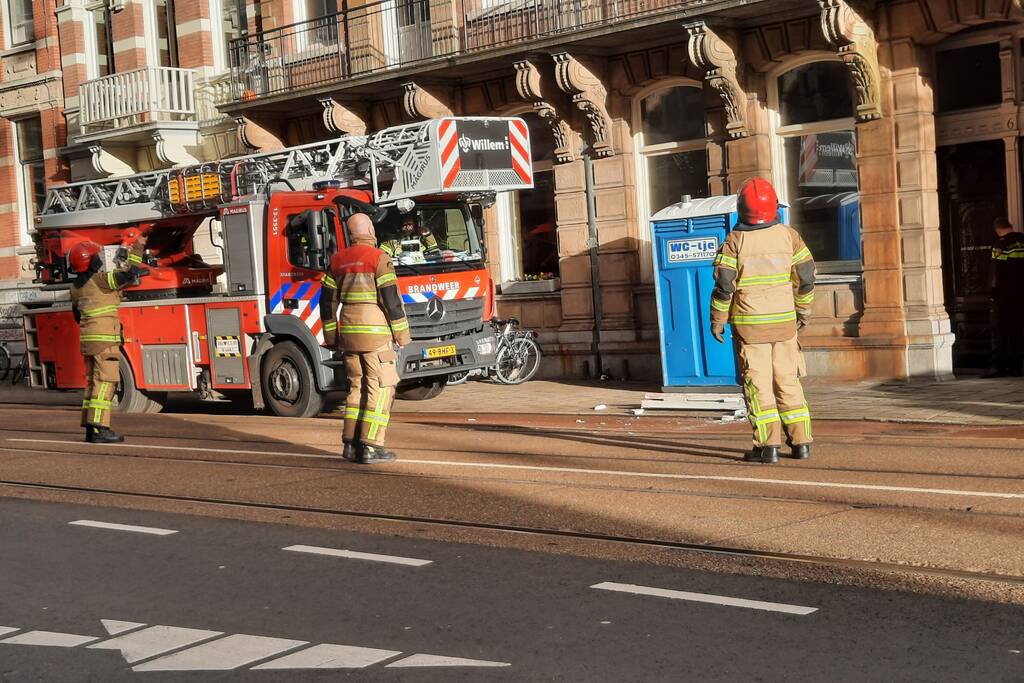 Stukken gevel vallen naar beneden