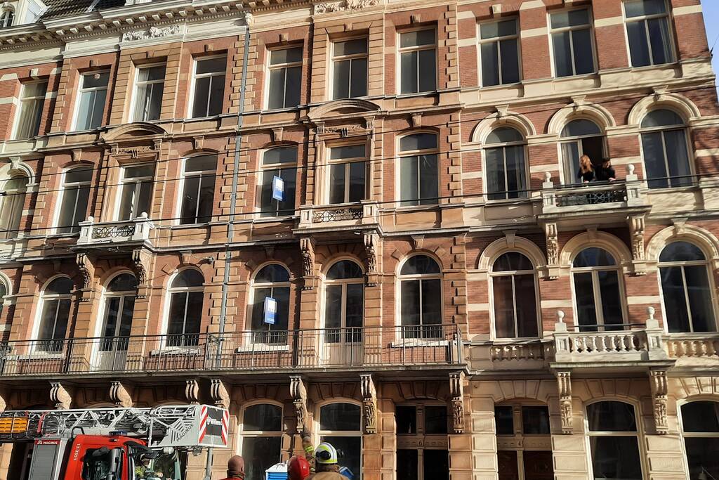 Stukken gevel vallen naar beneden