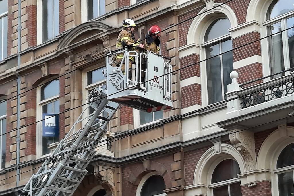 Stukken gevel vallen naar beneden