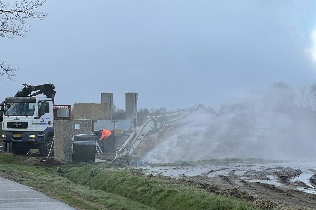 Hoofdwaterleiding gesprongen bij graafwerkzaamheden