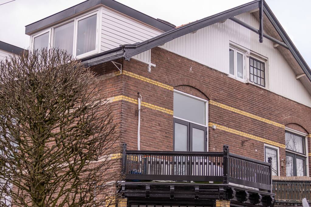 Arrestatieteam doet inval in pand winkelstraat