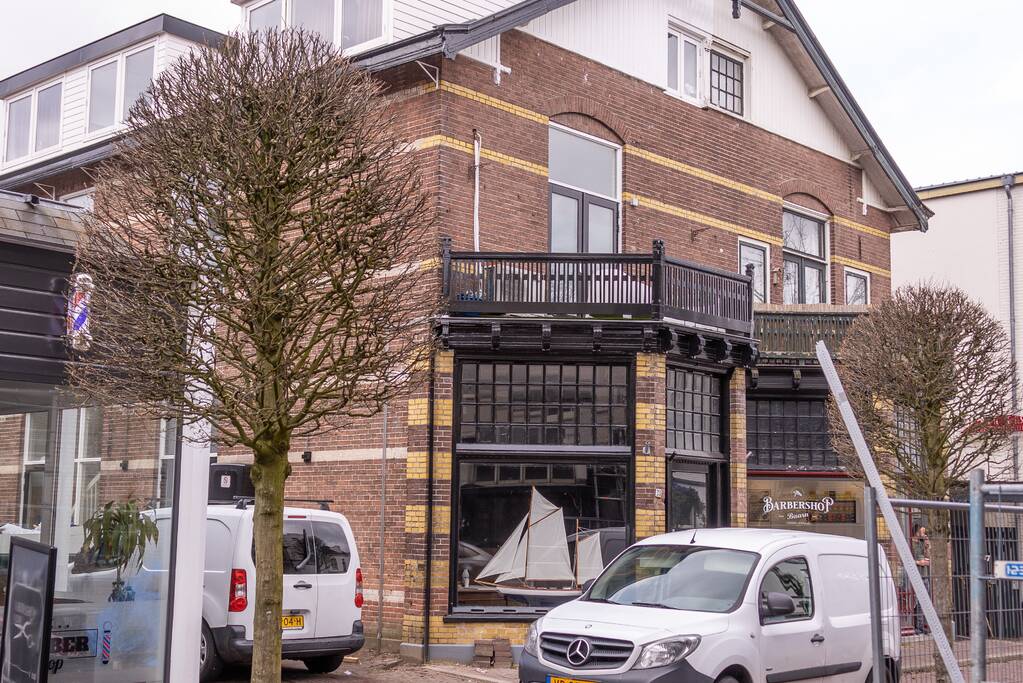 Arrestatieteam doet inval in pand winkelstraat