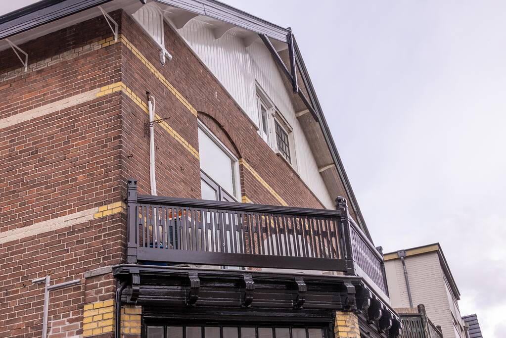 Arrestatieteam doet inval in pand winkelstraat