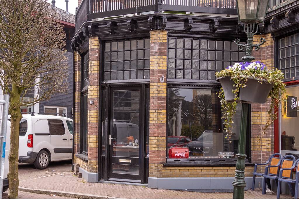 Arrestatieteam doet inval in pand winkelstraat