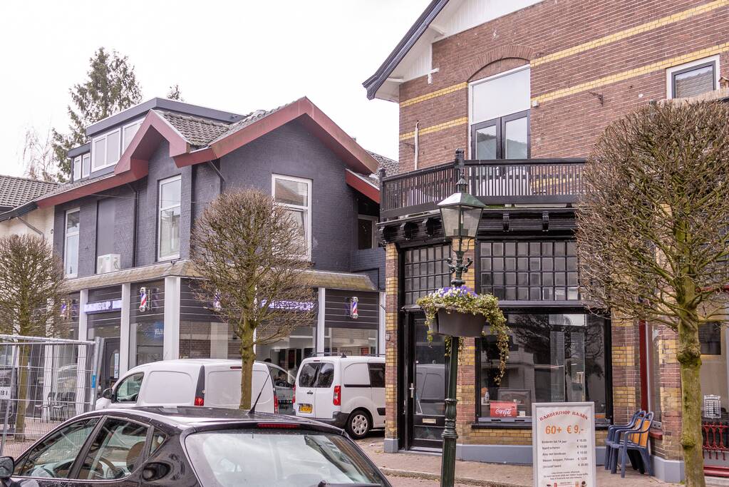 Arrestatieteam doet inval in pand winkelstraat