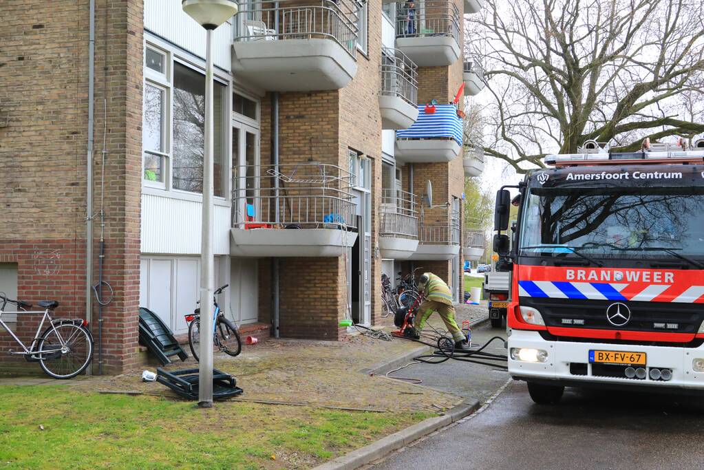 Verdieping flatgebouw ontruimd door brand