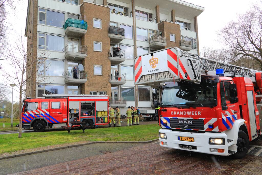 Verdieping flatgebouw ontruimd door brand