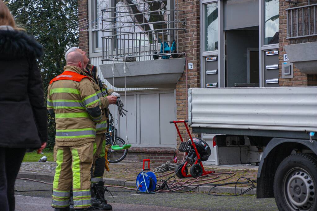 Verdieping flatgebouw ontruimd door brand