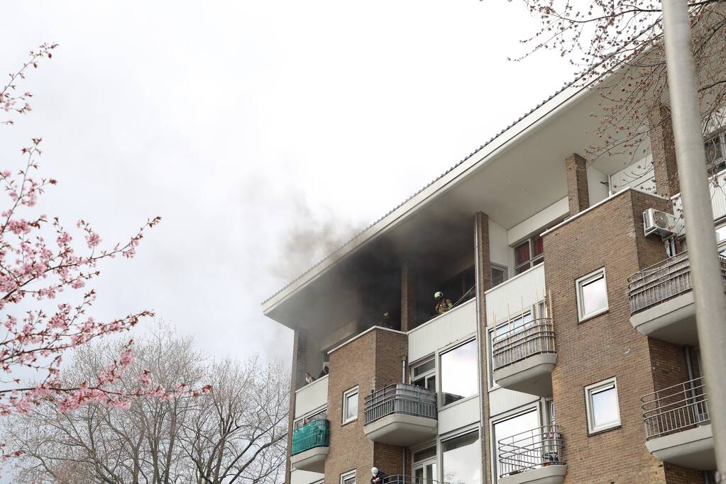 Verdieping flatgebouw ontruimd door brand