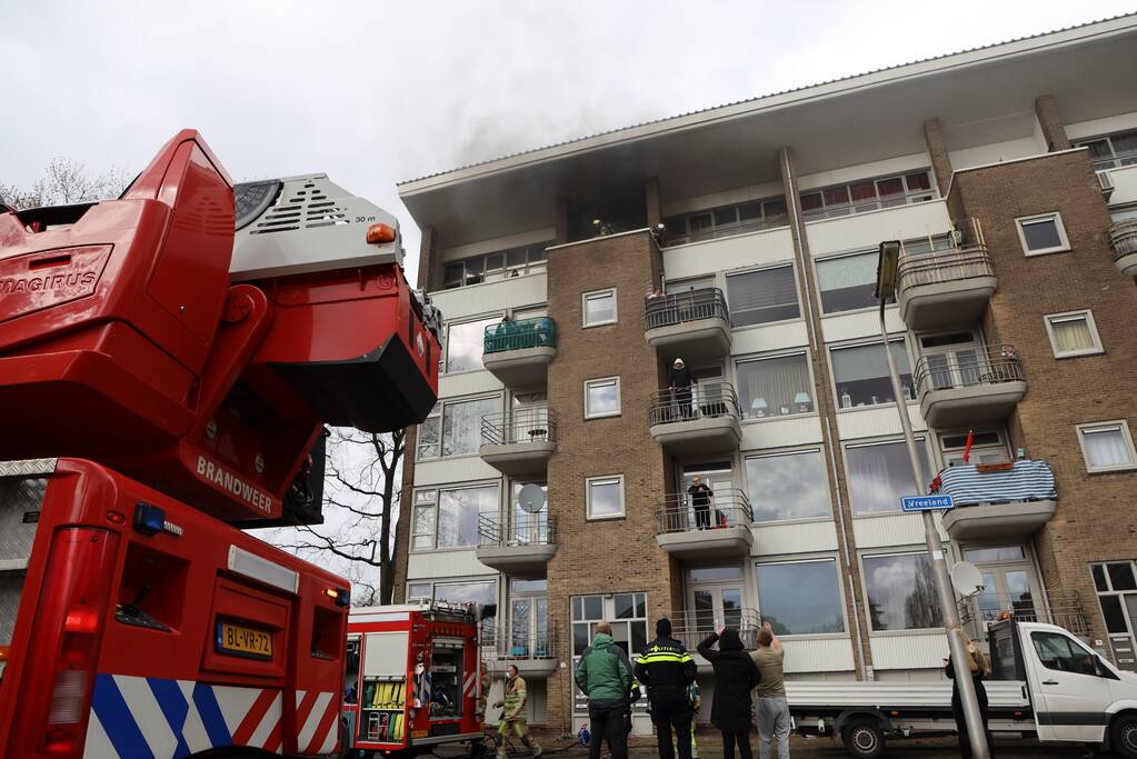 Verdieping flatgebouw ontruimd door brand