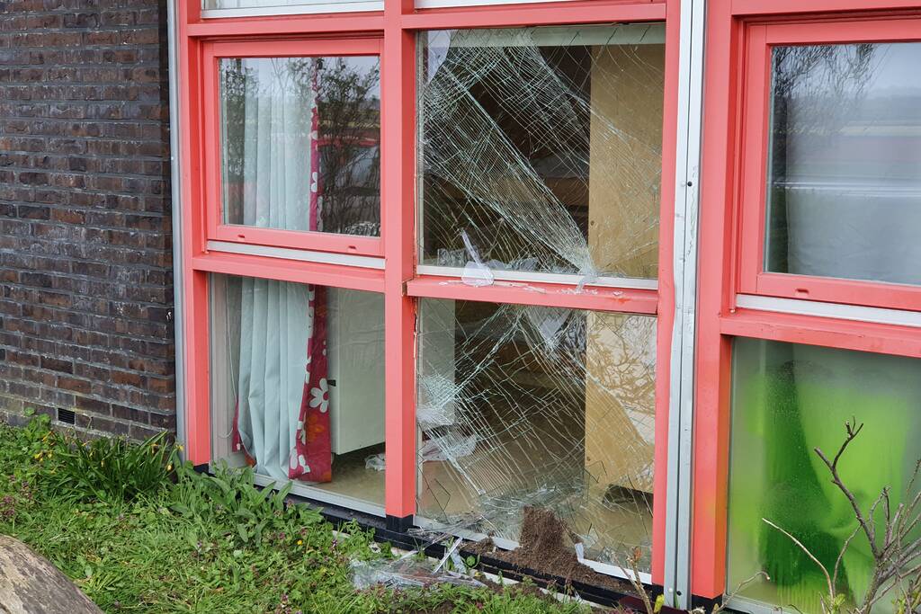 Bestuurster botst met auto tegen gevel