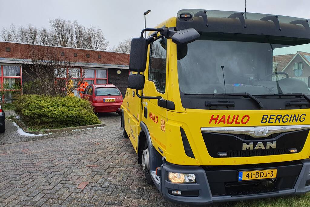 Bestuurster botst met auto tegen gevel