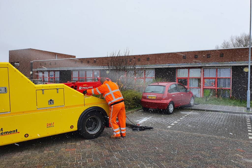 Bestuurster botst met auto tegen gevel
