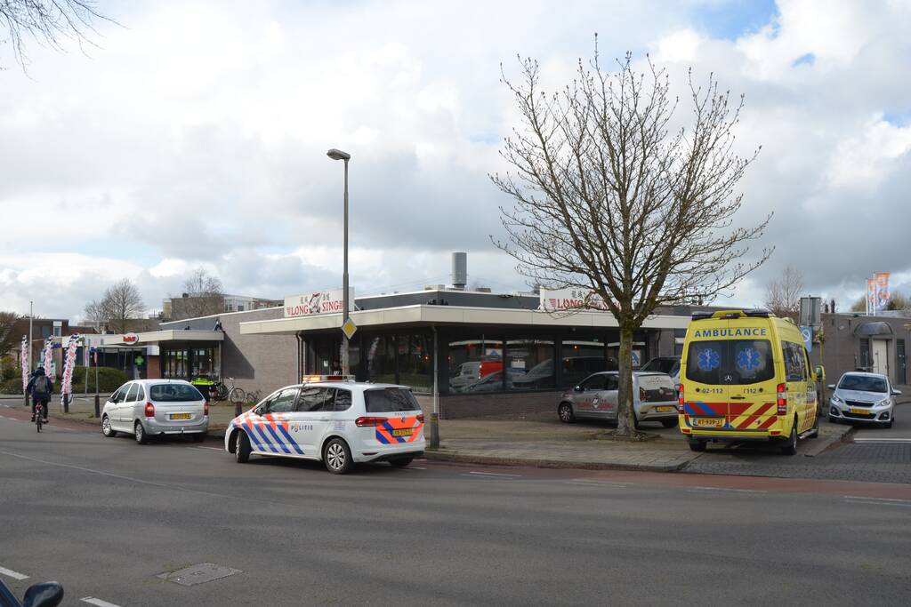 Twee personenwagens in botsing op kruising