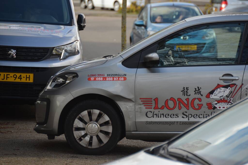 Twee personenwagens in botsing op kruising