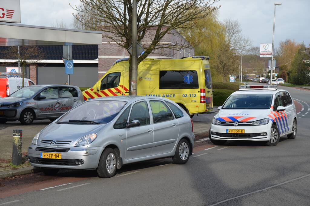 Twee personenwagens in botsing op kruising