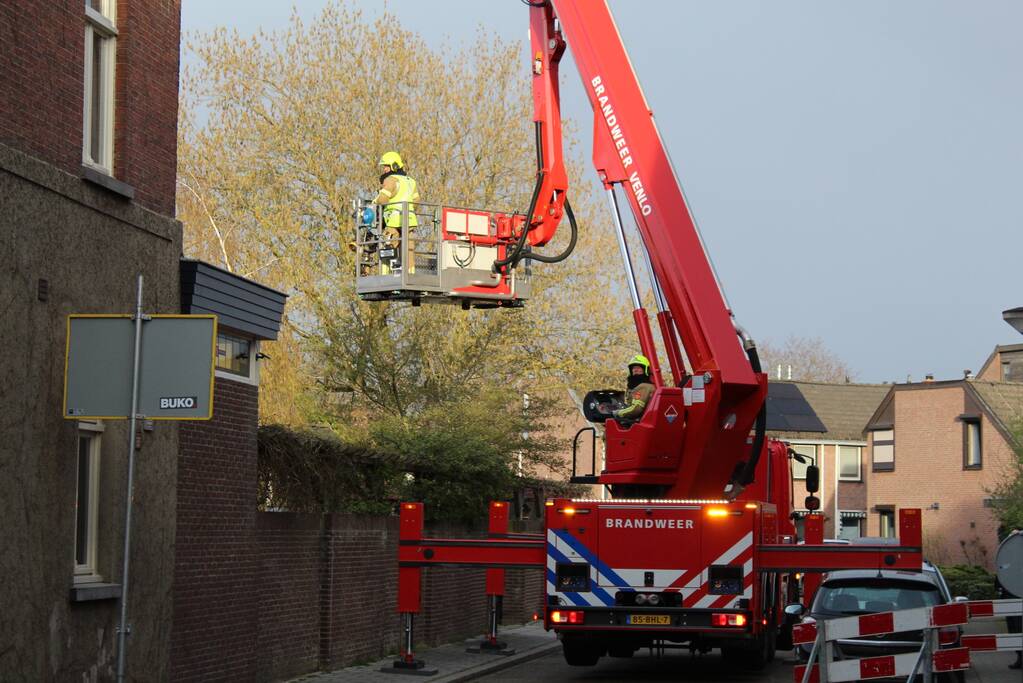 Brandweer blust schoorsteenbrand