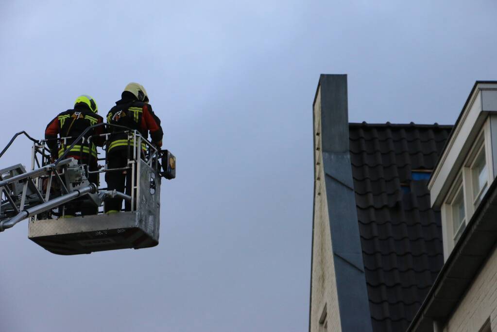 Dakpannen waaien van woning