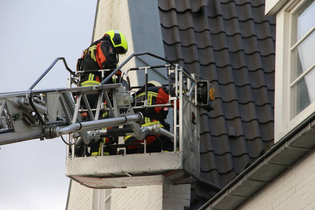 Dakpannen waaien van woning