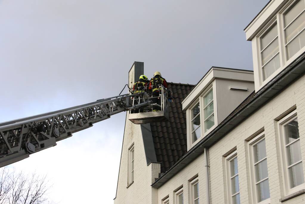 Dakpannen waaien van woning