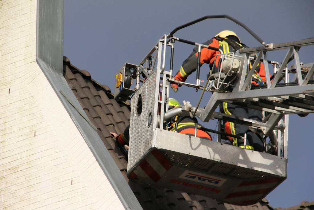 Dakpannen waaien van woning