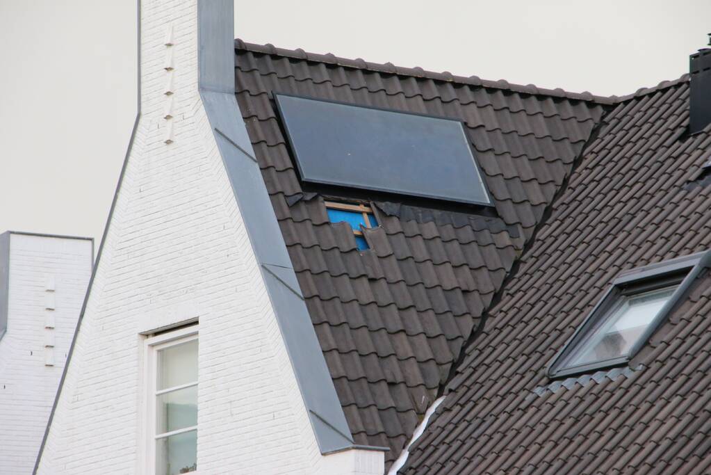 Dakpannen waaien van woning