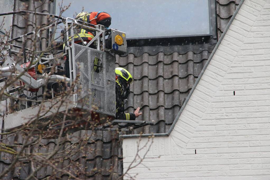 Dakpannen waaien van woning