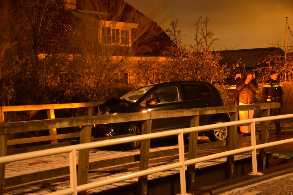 Auto knalt tegen reling brug