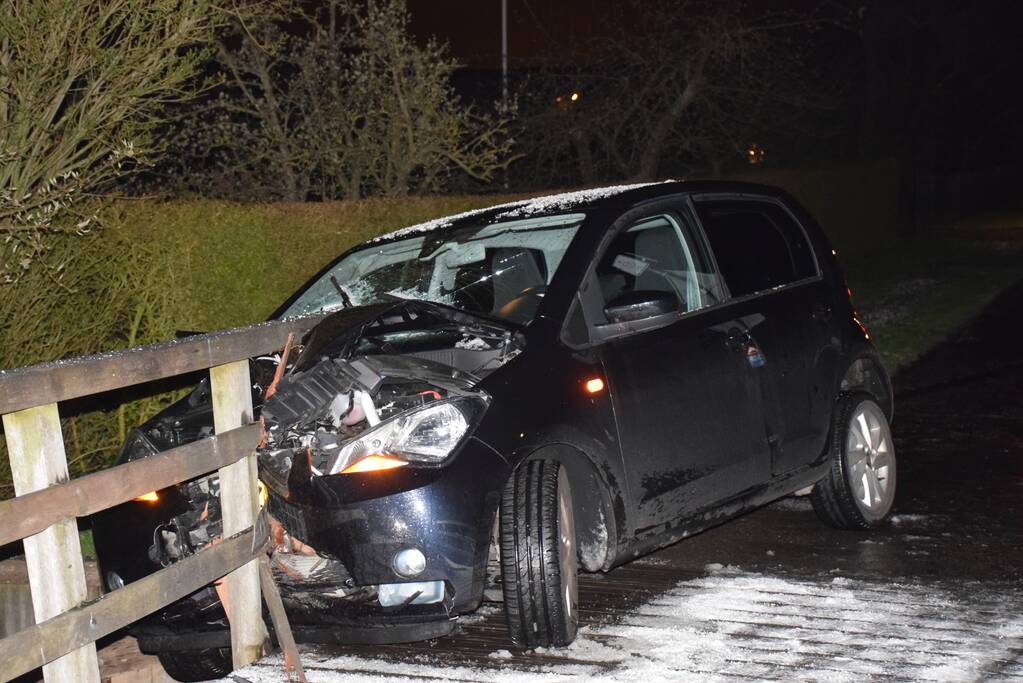 Auto knalt tegen reling brug
