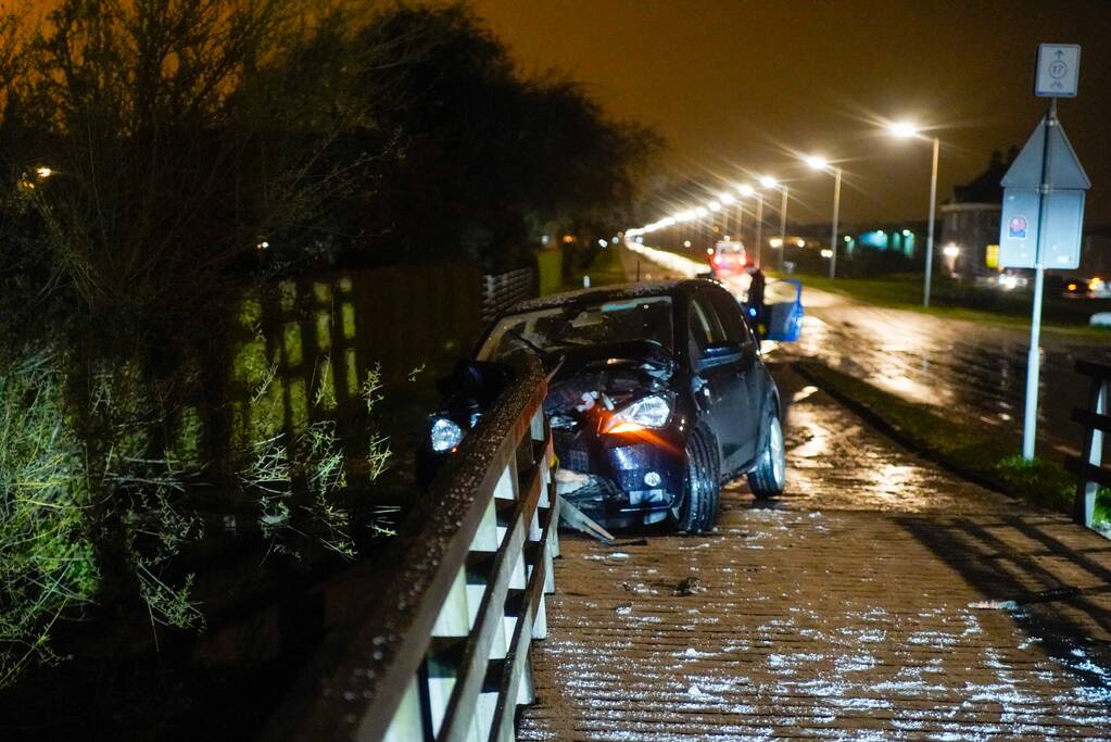 Auto knalt tegen reling brug